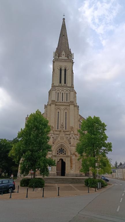 Église Saint-Rémi de Château-Gontier - Photo 1
