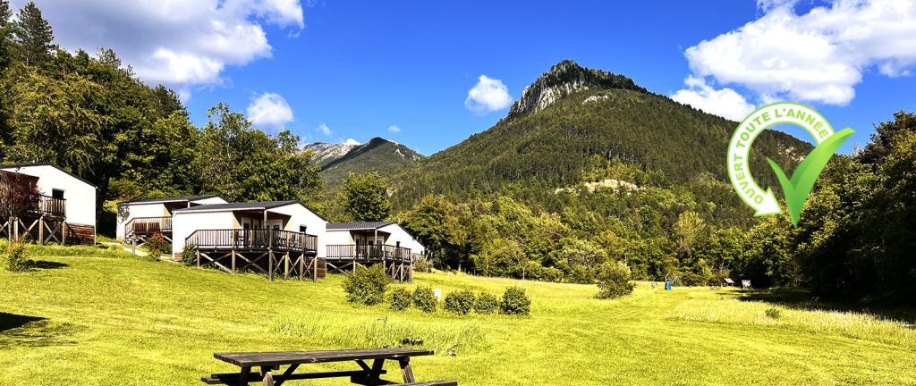 Camping Les Framboiseilles - White Rock