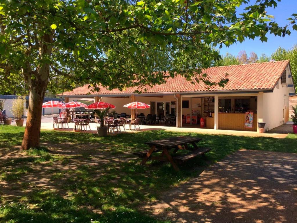 Camping Les Pins Bleus